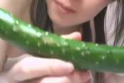 妹 (16歳) が冷蔵庫からキュウリをひんぱんに部屋持って行くｗｗｗ