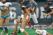 【画像】女子フットボールでパンツを下ろされ陰毛がチラ見えするアクシデントw