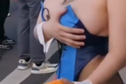 【動画】巨乳コスプレイヤーさんのエッチな紐が切れて、群がる男たちw w w w w