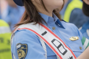 【画像】ガチで美人すぎる警官がニュース番組に映り込んだ結果wwwwwwww