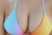 【画像】巨乳と貧乳が同じビキニを着た結果wwwwwwwwwww