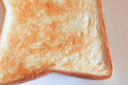 彡(ﾟ)(ﾟ)「食パンって生活しないと見ないから初めて知ったときビビるよな」