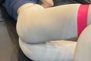 【画像】こういう尻の割れ目の形を強調するレギンスを履いてる女の人って実際にジムにいる？