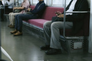 【画像】電車ワイ「（エッチな女の子の隣とサラリーマンおっさんの隣が空いてるな…）」