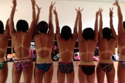 【画像】 女子水泳部が上だけ脱いだ集合写真がネットに出回り無事シコられるｗｗｗ