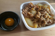 【画像】料理人「冷めた牛丼を卵と一緒に炒めると美味しいからやってみて」