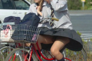 自転車パンチラ画像！風でスカートが捲り上がるチャリチラJK