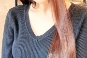 【画像】ニットを捲ってブラを見せつける美乳女子ｗｗｗ