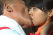 【画像】有村架純、オッサンとキスしてる所を撮られてしまうｗｗｗ