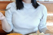 【画像】サイゼリヤで食事していた女性、ブチャラティに襲われおっぱいが丸見えにｗｗｗ