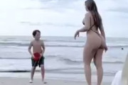 【動画】ビーチのケツデカマッマ、いくらなんでもエロすぎる……