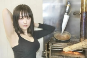 【悲報】田舎に住む巨乳美女YouTuberさん、村の男達に襲われそうになり避難