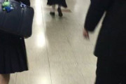 【朗報】女子高生、駅でパ●モロ