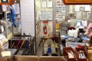 【画像】すき家の店員さん、バイト中に眠たくなったので寝てしまうｗｗｗ