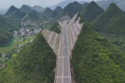 【画像】中国「山の中に道路通したいけどトンネル掘るの面倒だなぁ…山削ったろ！」