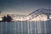 【動画】アメリカの巨大な橋、船がぶつかり崩落する