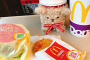 【悲報】まんさん、新幹線の指定席車両でマックを食べる