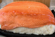 【画像】世界最大のサーモン寿司、見つかるｗｗｗｗｗｗｗｗｗｗ