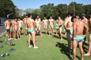 【朗報】プロアスリート「水着でラグビーして、前立腺がんの啓発したよ！！！」