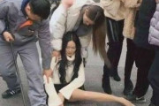 【画像】女さん、股を開いた状態で挟まってしまい身動きが取れなくなる…