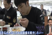 【朗報】自衛隊勧誘「自衛隊に入ればなんと毎日ご飯が食べられます！年に1回ステーキも出てきます！」