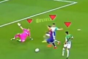 【動画】サッカーの「なんでそこ見えてるの？」って理解不能なプレーがヤバいwwwwwwwww