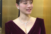 【画像】石原さとみさん、際どい衣装でお乳の谷間をくっきり見せてくれるｗ