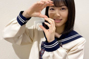 【画像】浜辺美波ちゃん、可愛いセーラー服ショットを披露
