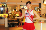 ワキフェチに朗報！チアガールの衣装を着た女の子たちが、元気に明るく接客する居酒屋が発見される