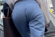 【画像】前を歩いてるデカ尻OLが階段登る時パンツ透けてた
