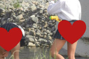 【画像】JKさん、川で水遊びしてしまう