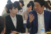 【画像】安倍晋三　めちゃくちゃ美人な女の子と一緒にランチを楽しむ姿を撮られる