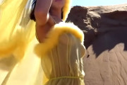 スケスケの黄色い服を着て砂漠で撮影しているお姉さんがエロ過ぎるｗｗｗ