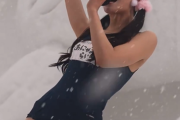 【動画】アイドルさん、雪が降りしきる雪まつり会場でスクール水着で歌ってバズりまくるwwwwwww