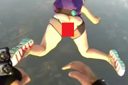 【動画】全裸でスカイダイビングした女、マ●コがヤバイ事になってしまう…