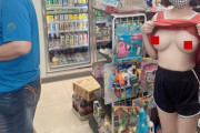【画像】露出狂マンさん、コンビニでおっぱいを丸出しにしてしまうｗｗｗ