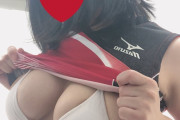 【画像】陸上女子、胸がでかすぎてユニフォームから乳がはみ出る