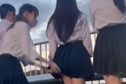 【動画】JKさん、友達のパンツをめくってSNSにパンチラ投稿wwwwwwww