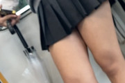 【画像】電車に超ミニスカドスケベJK