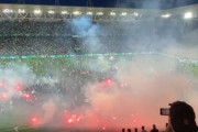 【動画】フランスサッカー２部降格が決定したクラブのファンが暴徒化しピッチになだれ込む