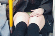 【画像】電車で盗撮に気づいたJKさん、逆にパンティを見せて犯人を挑発ｗｗｗ