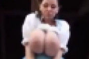 爆乳の女性が乳を出してハイジのような事をしていて草ぁぁぁｗｗｗ