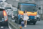 【画像】女さん、高速道路を堂々と歩いてしまうｗｗｗｗｗｗ