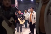【動画】中国人、トンカチで指を叩いてしまう…