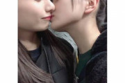 【画像あり】百合売りしてたアイドル、配信中にキスするも片方が露骨に引いてしまい関係性がぁぁぁぁぁ?