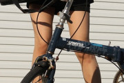 【画像】ミニスカOLが自転車の不具合を確認した結果w