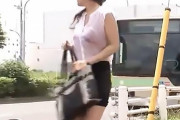 全身びしょ濡れになってしまった巨乳OLをバス内で痴漢！車内でチンポをぶち込まれ立ちバック