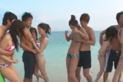 【無修正】 綺麗な海の砂浜でビキニギャルたちとの大乱交が始まるwww