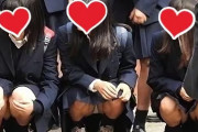 【激レア】 修学旅行の集合写真で女子生徒たちが無防備にパ○チラ。油断しすぎでしょｗｗｗ