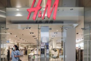 【画像】H&M、エロゲやAVの衣装みたいなエチエチ制服を売ってしまう